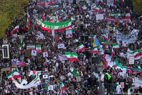 مبارزه سیاسی داخل و خارج نمی‌شناسد