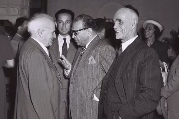 رضا صفی‌نیا در حال گفت‌وگو با داوید بن گوریون، نخست‌وزیر اسرائیل