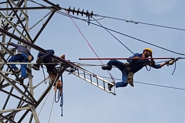 خبرگزاری دولت پزشکیان: مردم خودشان را با قطع برق وفق داده‌اند