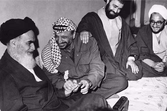 یاسر عرفات، رییس سازمان آزادی‌بخش فلسطین، در دیدار با روح‌الله خمینی، ۱۳۵۷