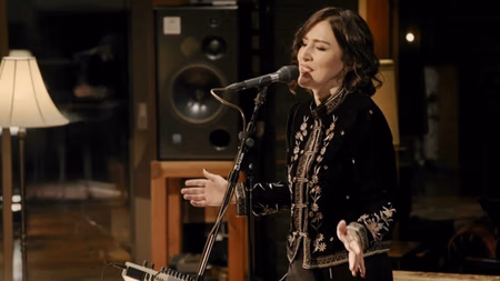 بی‌آشیونه با اجرای میثاق مرادی