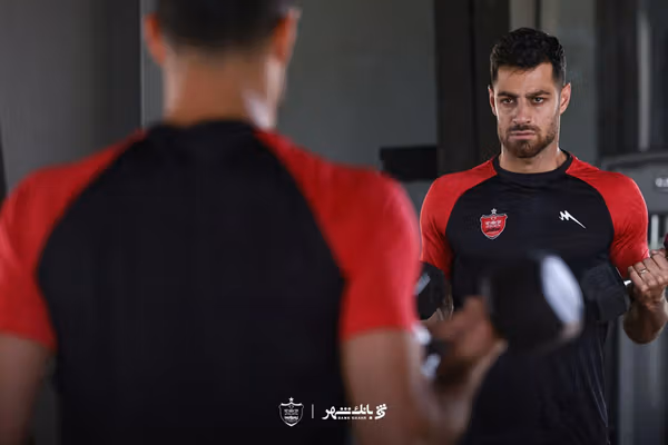 بینی مرتضی پورعلی‌گنجی شکست، مدافع پرسپولیس با گارد مخصوص بازی می‌کند