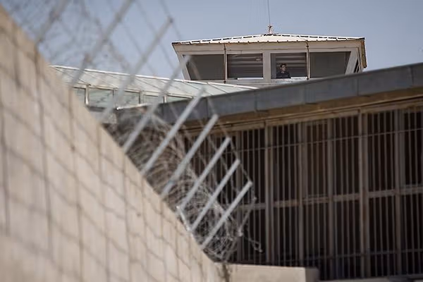 محرومیت راحله راحمی‌پور از درمان و اعتراض بابک دادبخش به شرایط نامناسب زندان تهران بزرگ