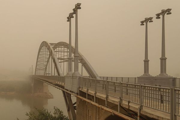 تزامنًا مع استمرار موجة الحر في إيران.. أجواء "الأهواز" تدخل مرحلة "شديدة التلوث"  