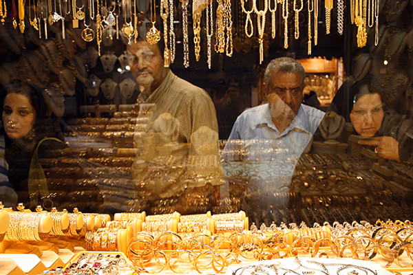 Postwar uncertainty triggers capital flight, gold rush in Iran