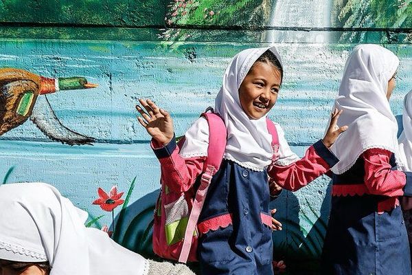 بعد موجة الترحيل القسري.. لوائح جديدة تهدد بحرمان آلاف الأطفال الأفغان من التعليم في إيران