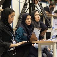 "الصحافة على أكتاف النساء".. الصحافيات يهيمنّ على وسائل الإعلام الإيرانية