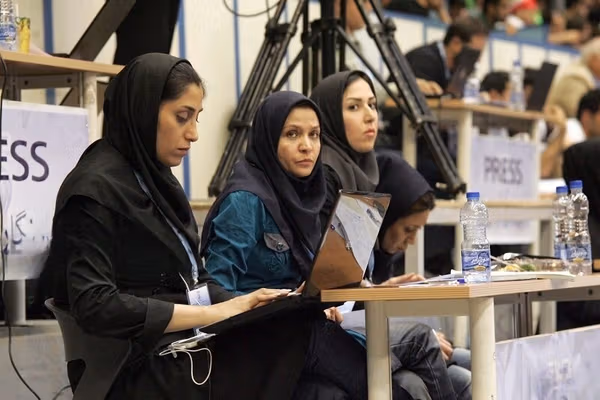 "الصحافة على أكتاف النساء".. الصحافيات يهيمنّ على وسائل الإعلام الإيرانية
