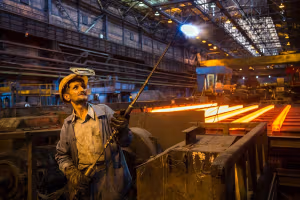 قطع برق صنایع، تولید فولاد را در سال جاری ۳۳ درصد کاهش می‌دهد