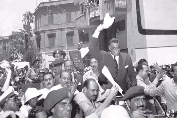 جمال عبدالناصر، رییس‌جمهوری مصر روی دوش مردم پس از اعلام ملی‌شدن کانال سوئز، سال ۱۹۵۶