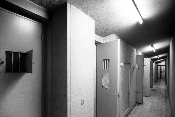 یکی از راهروهای بند ۲۰۹ زندان اوین و سلول‌های انفرادی