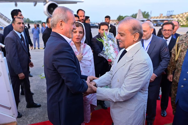 الرئيس الإيراني يشيد بموقف باكستان "المشجّع" خلال الحرب مع إسرائيل